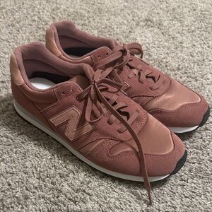 New Balance Women's Rose Sneakers